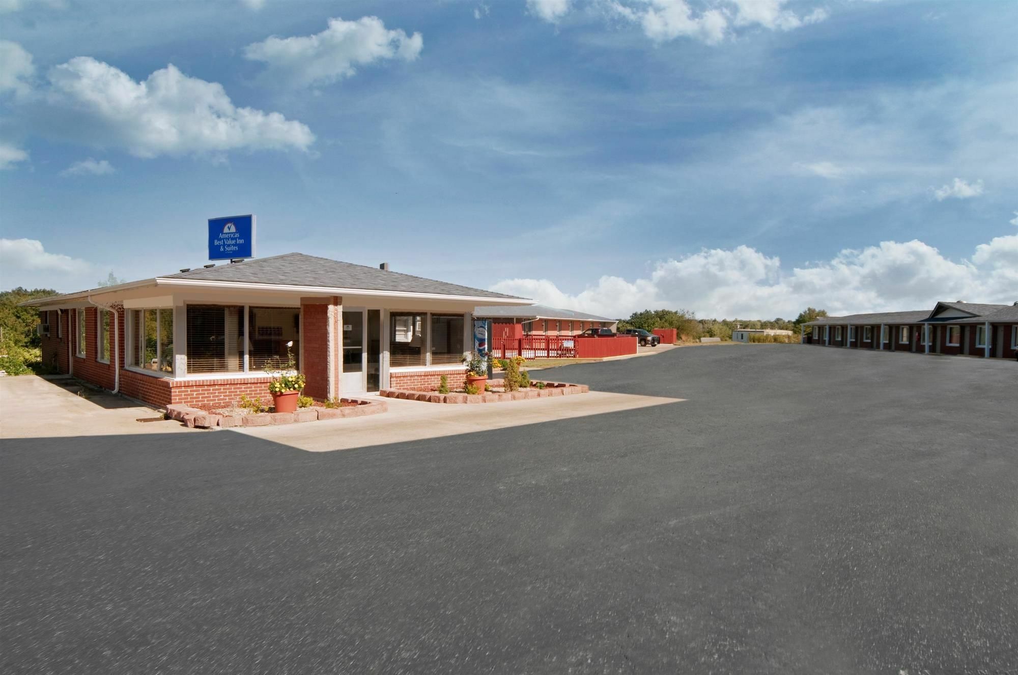 Americas Best Value Inn & Suites Macon At Sunset Dr Экстерьер фото